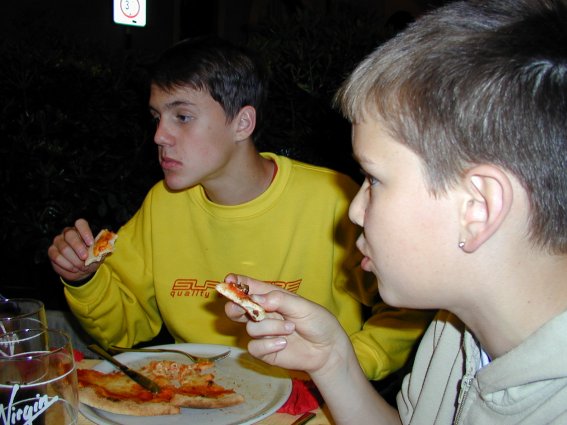 michael tschudin und christoph hauser bei der pizza.jpg